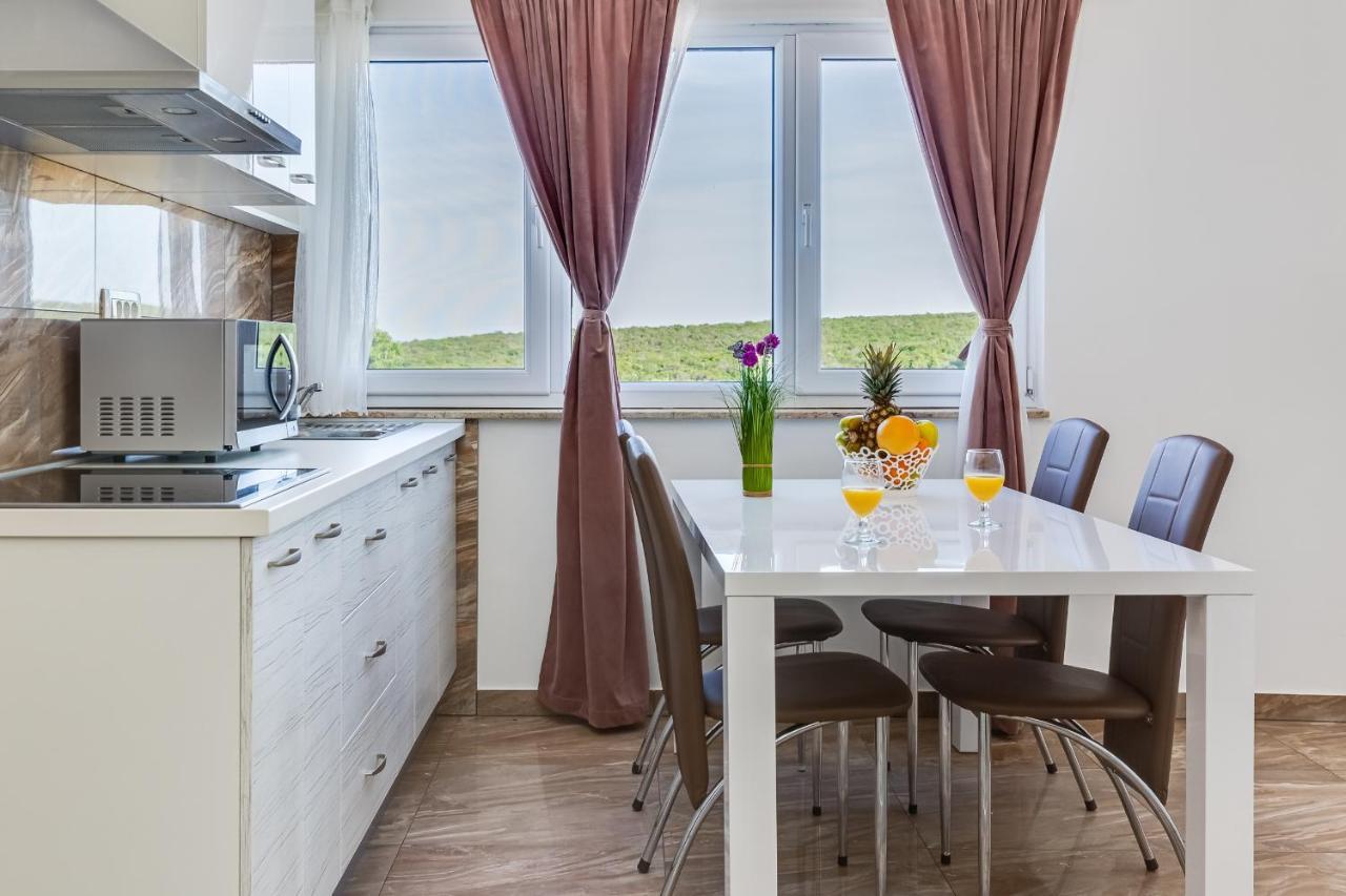 Apartment Miruna S Bazenom Donje Rastane Ngoại thất bức ảnh