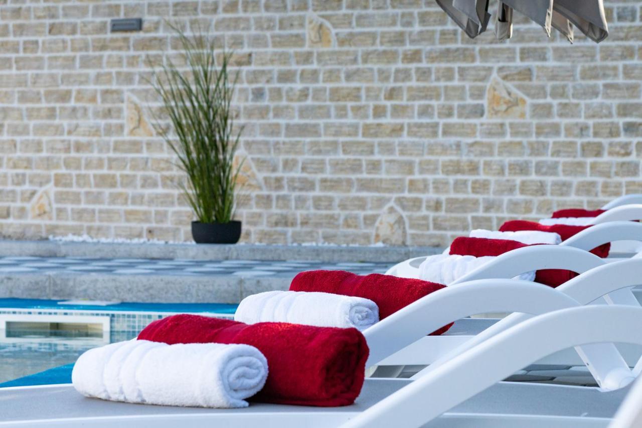 Apartment Miruna S Bazenom Donje Rastane Ngoại thất bức ảnh